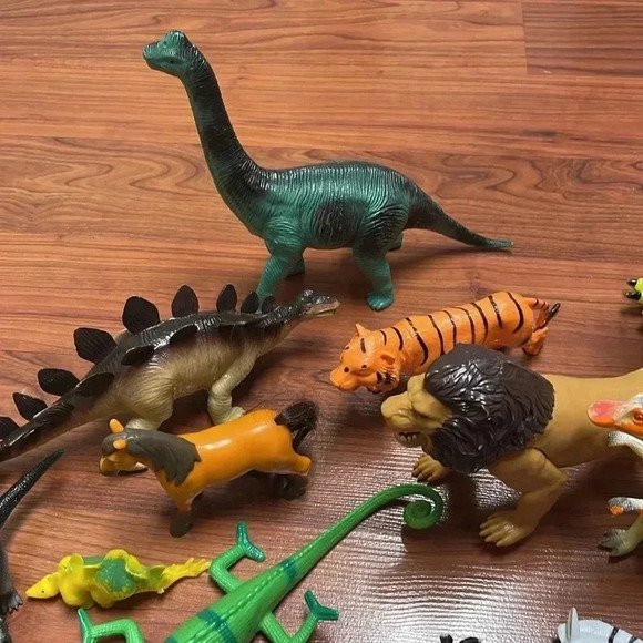 Toy bundle of dinosaurs and animals - Picture 5 of 6